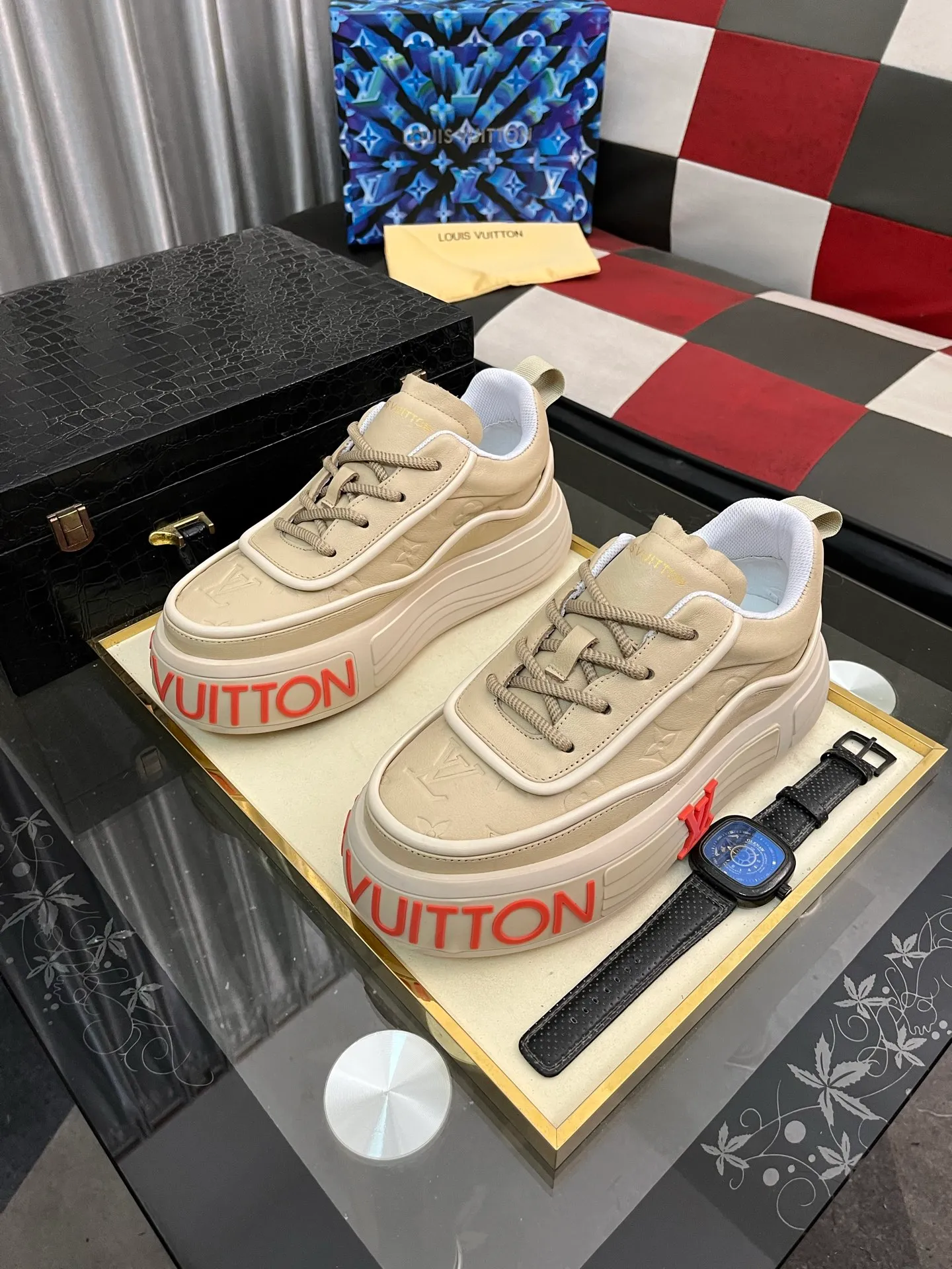 Men's shoes 💰560⌚️⌚️【LOUlS VUlTTON】Louis Vuitton ~ unique and casual style. LV counter purchasing 🏃casual shoes😍😍 Men's 2025 counters are on sale simultaneously, Italian imported brands select first-layer Italian cowhide. Cowhide leather lining (refuses to discolor and grind feet) Code number: 38-44 4⃣️colors available